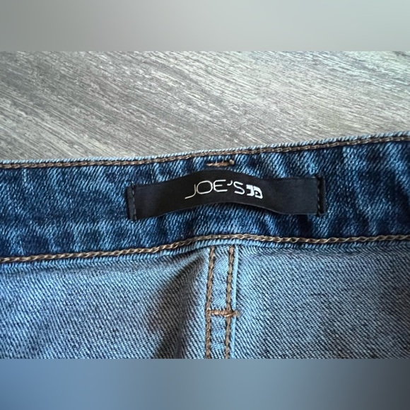 Joe's Jeans Distressed Boyfriend Slim Ankle Cigarette in Brushy Wash. Size 28 - Picture 6 of 11